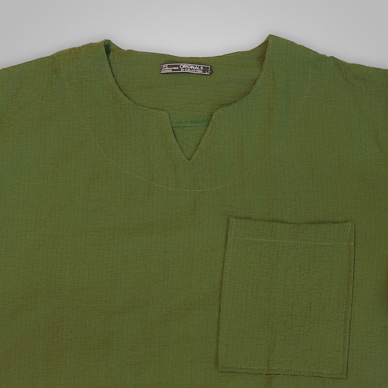 تی شرت یقه کوبایی رنگ سبز جزییات