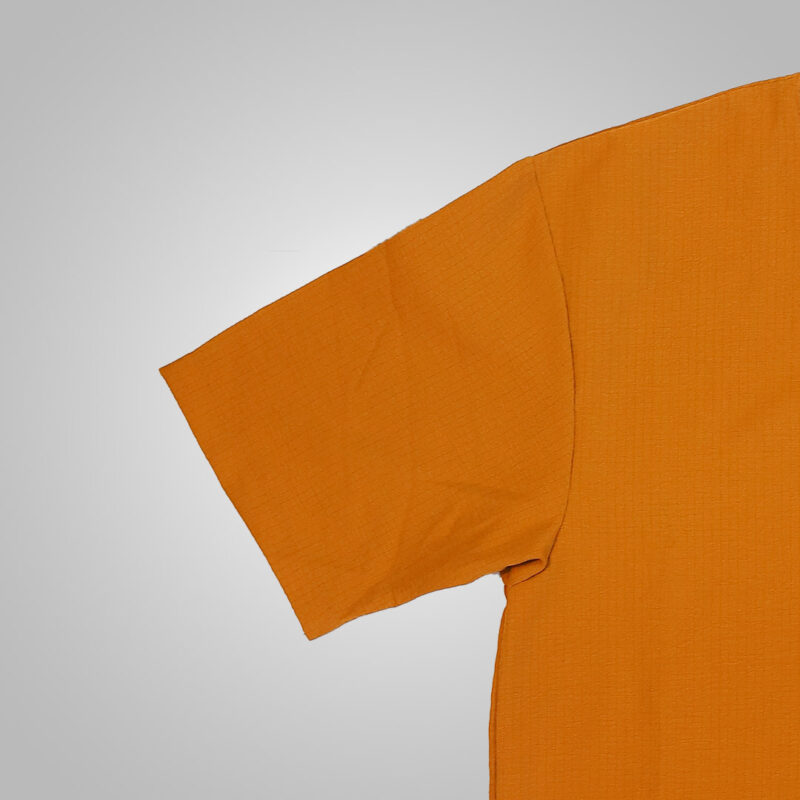 تی شرت یقه کوبایی رنگ نارنجی جزییات آستین