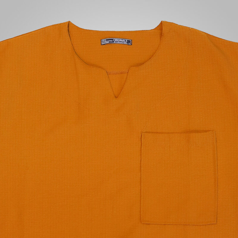 تی شرت یقه کوبایی رنگ نارنجی جزییات