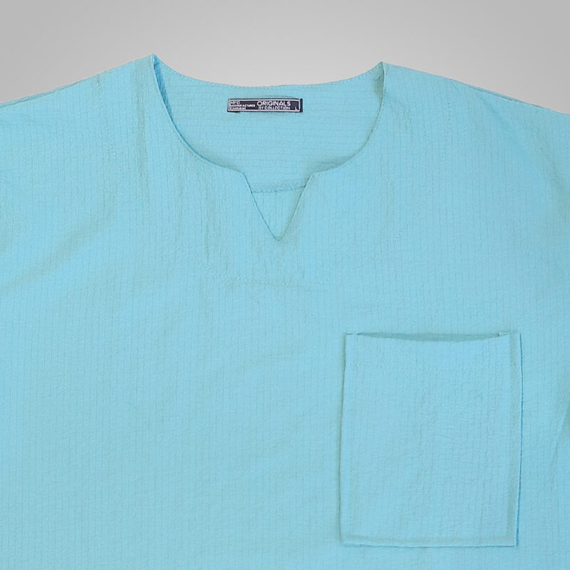 تی شرت یقه کوبایی رنگ آبی روشن جزییات