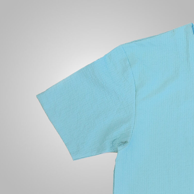 تی شرت یقه کوبایی رنگ آبی روشن جزییات آستین