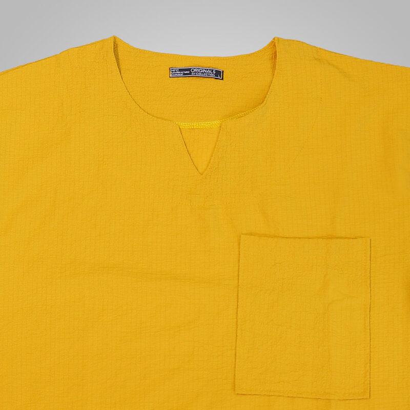 تی شرت یقه کوبایی رنگ زرد جزییات