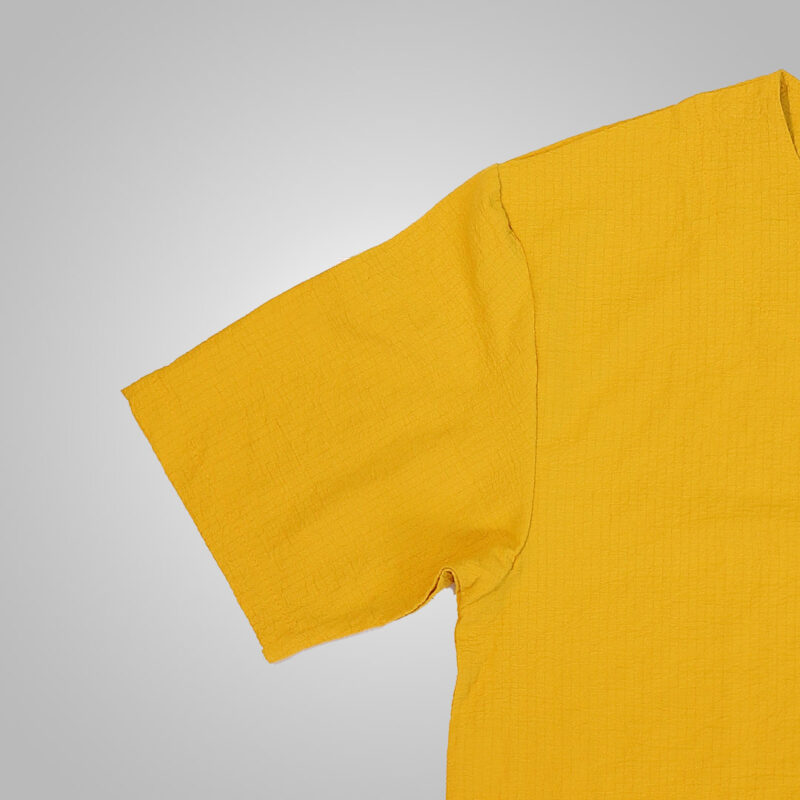 تی شرت یقه کوبایی رنگ زرد جزییات آستین